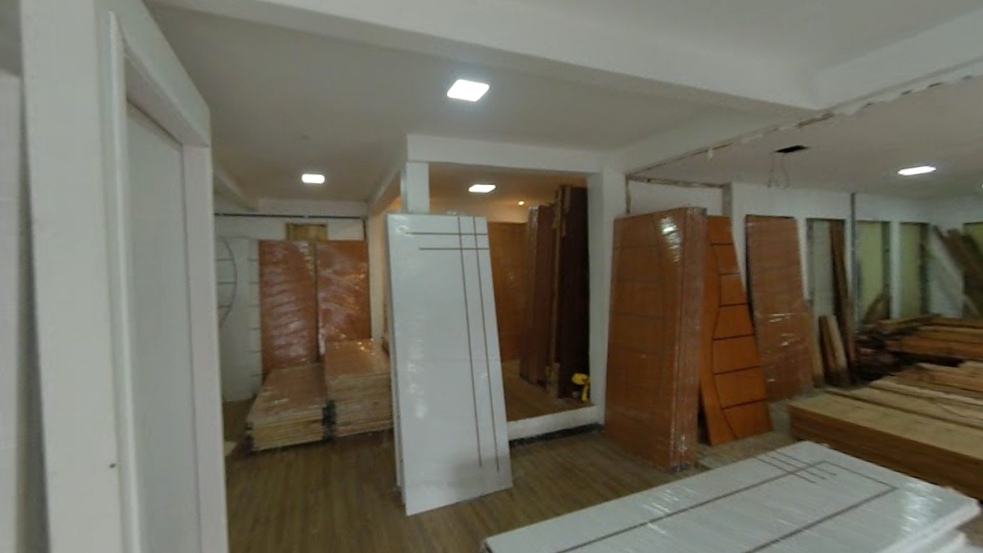 Salão da loja Mundo das Portas no Novo Aleixo, com portas laminadas e de madeira encostadas nas paredes