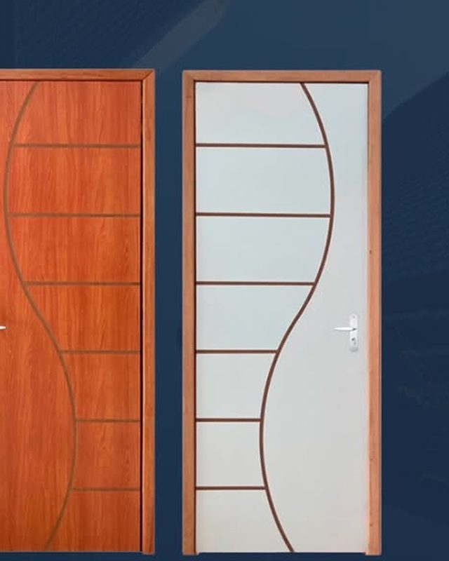 Duas portas laminadas do kit básico, uma cor de madeira e outra branca, com frisos em curva