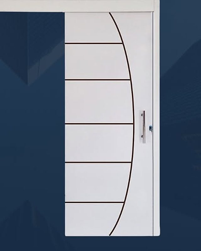 Porta laminada branca de correr, com frisos horizontais e uma curva