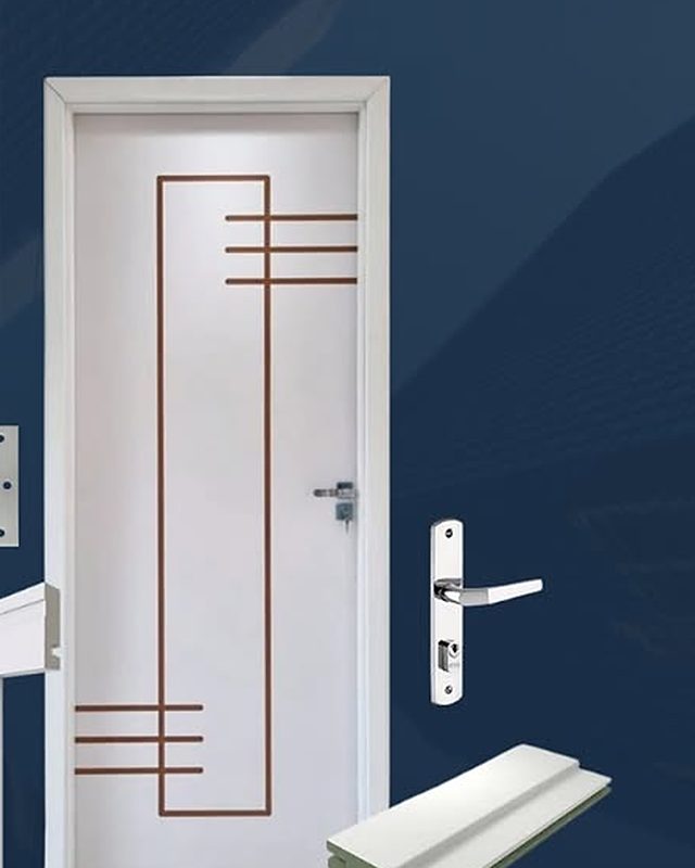 Porta laminada branca com frisos retos, ao lado da fechadura e das vistas do kit