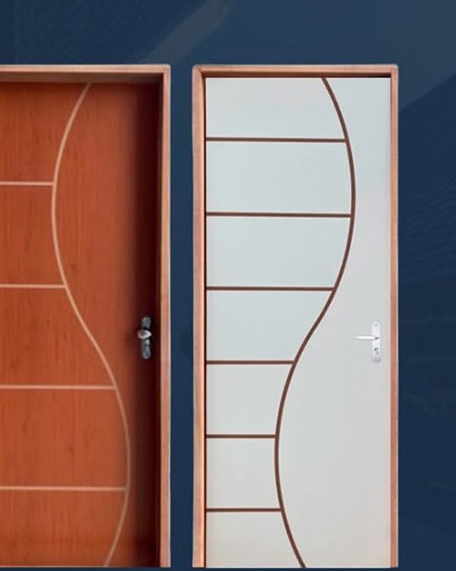 Duas portas laminadas, uma cor de madeira e outra branca, com frisos em curva