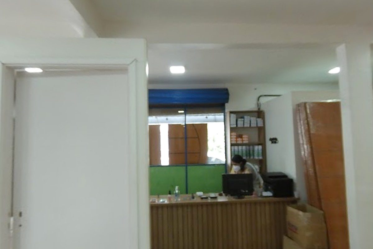 O balcão de atendimento, no fundo do salão